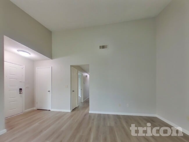 Building Photo - 9411 Aizenberg Cir