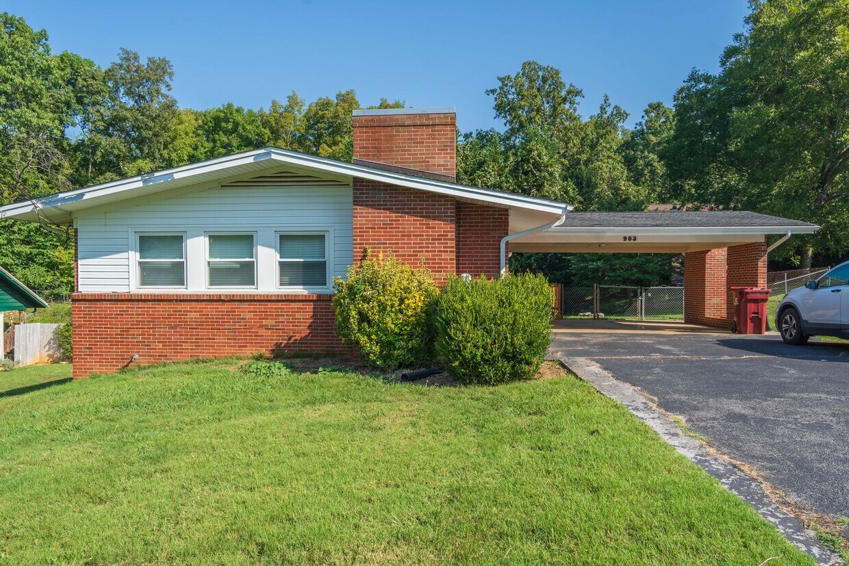 Primary Photo - 3 bed and 2 bath house with Den downstairs...
