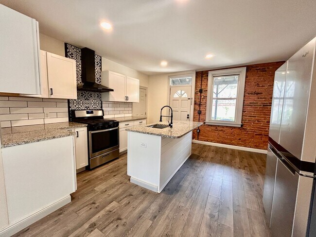 Foto del edificio - Charming 3 Bedroom Lancaster Home with Yard and Laundry Hookups!