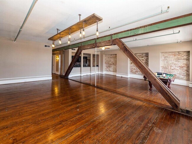 Building Photo - 2119 Strand St