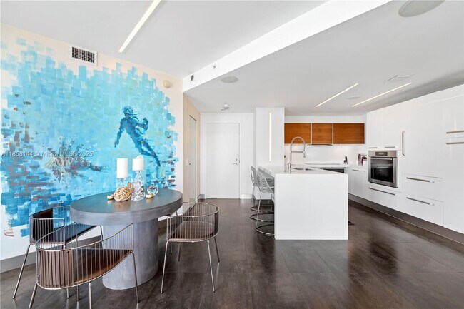 Building Photo - 300 S Biscayne Blvd