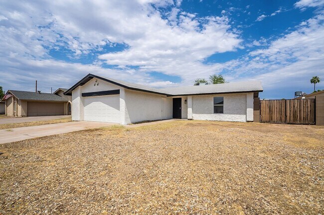 Foto del edificio - Updated home with large backyard & 2 car g...