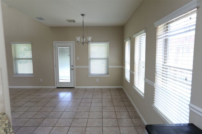 Foto del edificio - 3327 Summerwood Ln