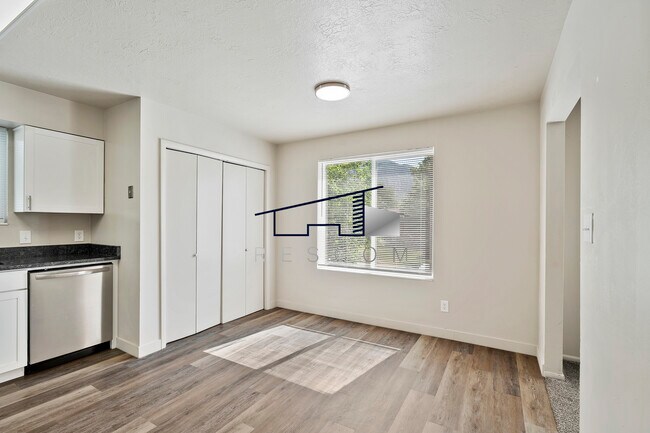 Foto del edificio - 221 N Pingree Ave