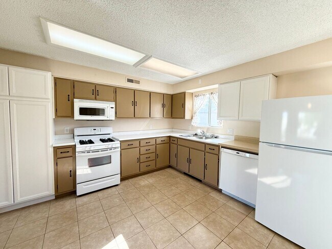 Building Photo - 3 Bed / 2 Bath Home In Prescott Valley!