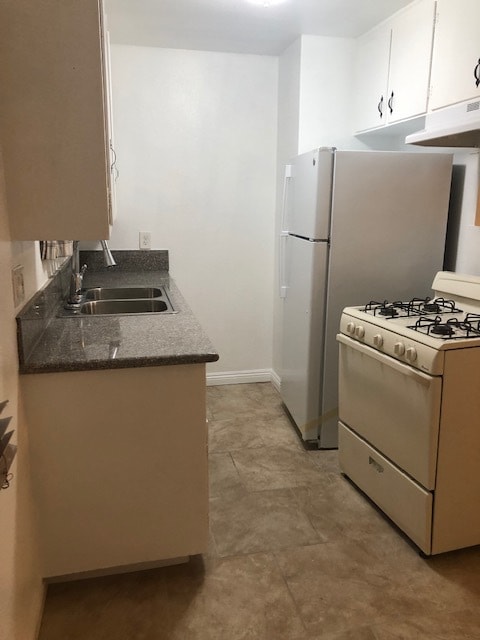 Kitchen w/ Refrigerator & Stove - Abner