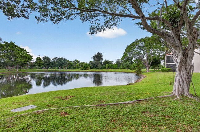 Foto del edificio - Bright & Spacious 1BR Retreat Near Beaches & Shopping
