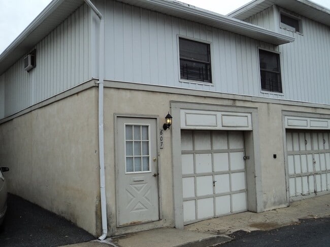 Building Photo - 607-609 School St