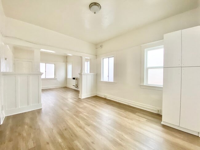 Building Photo - 543 W 16th St