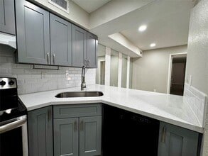 Building Photo - 9000 Bissonnet St