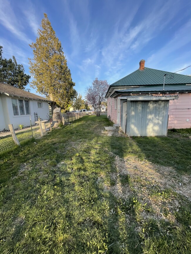 Patio lateral - 1234 Almo Ave