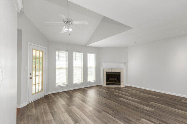 Building Photo - NO JUNE RENT!!!!!! 300 off July Rent...tou...