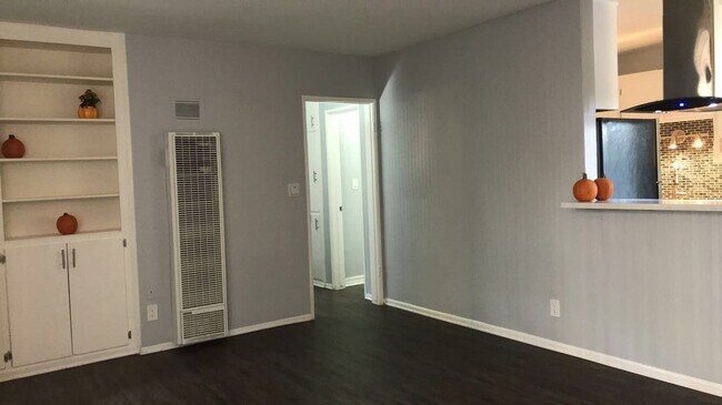 Building Photo - 1091 N Los Robles Ave