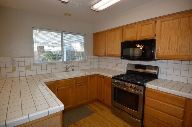 Building Photo - 3 bedroom 2 bathroom in the El Diamante sc...