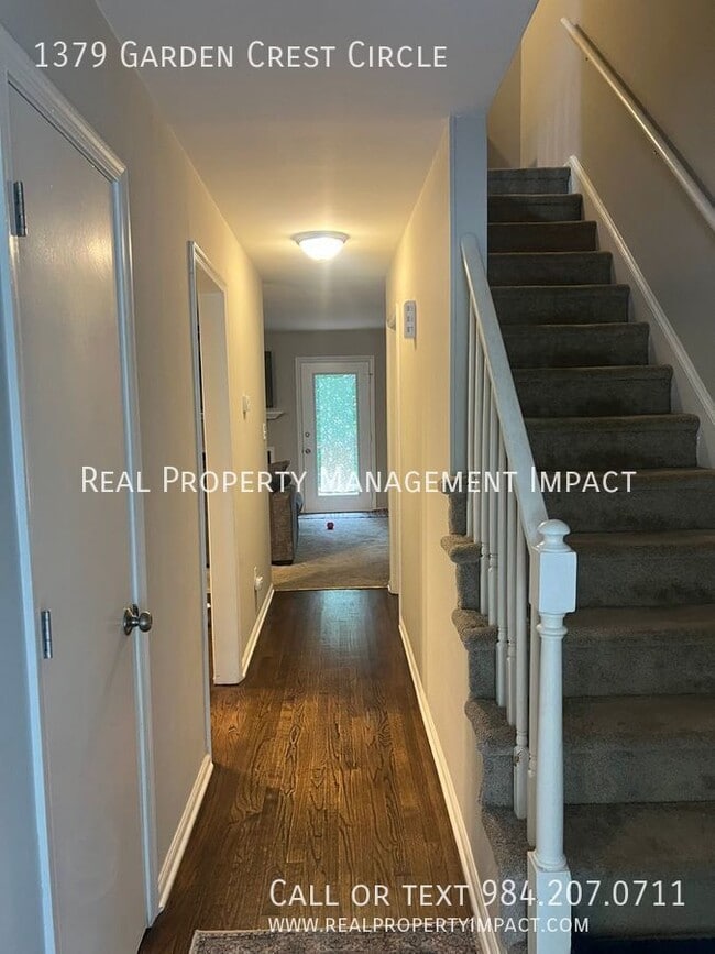 Building Photo - GREAT VALUE IN IDEAL LOCATION:  Spacious 3...