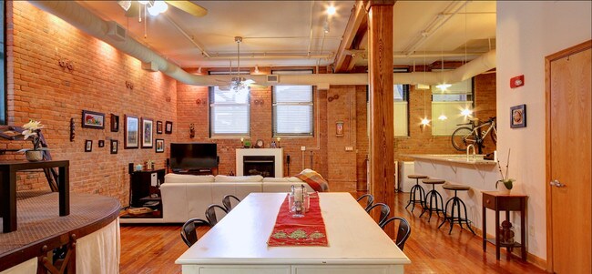 Sala de estar - 635 W Lakeside Ave