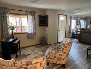 Building Photo - 712 SE Railroad Ave