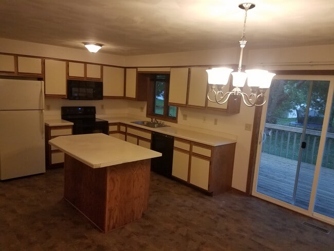 Building Photo - 2220-2 Skylark Dr