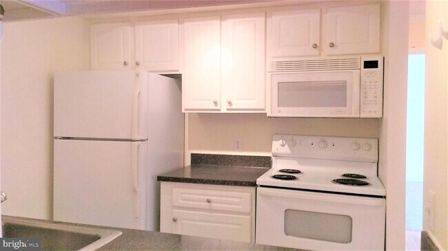 Foto del edificio - 8203 Whispering Oaks Way