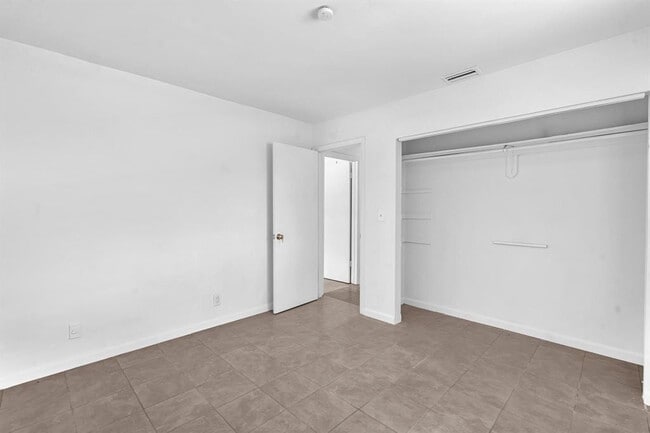 Building Photo - 5748 NW 27th Ct