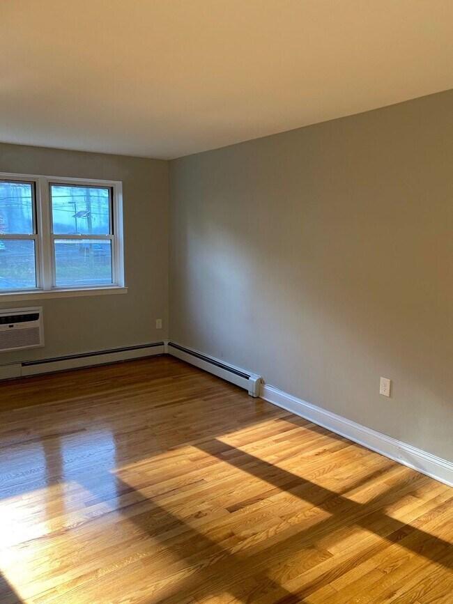 Meadowbrook Gardens Apartments in Cedar Grove, NJ