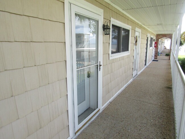 Foto del edificio - Waterfront Condo Living in East Hill with ...