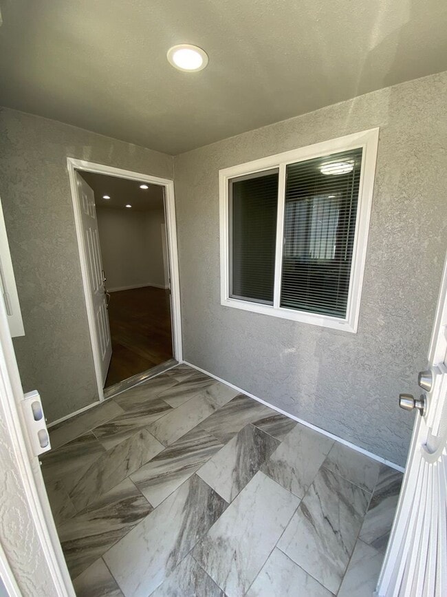 Foto del edificio - Remodeled 4 Bedroom Norwalk House For Rent...