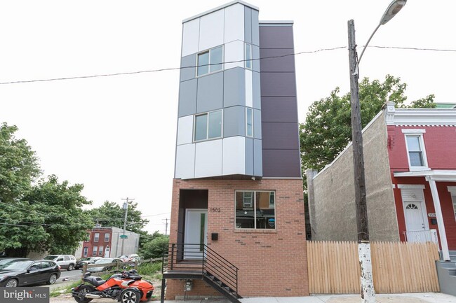 Building Photo - 1502 N Hollywood St