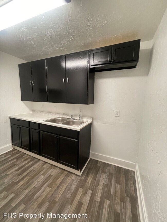 Building Photo - 1 br, 1 bath House - 1071 E Commercial Unit A