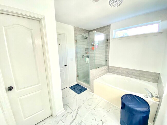 Foto del edificio - 5515 Laurel Grove Ln