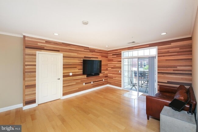 Building Photo - 300 W Elm St