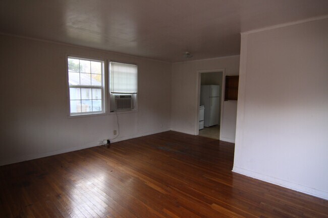 Building Photo - 2 Bedroom Home For Rent Near APSU!
