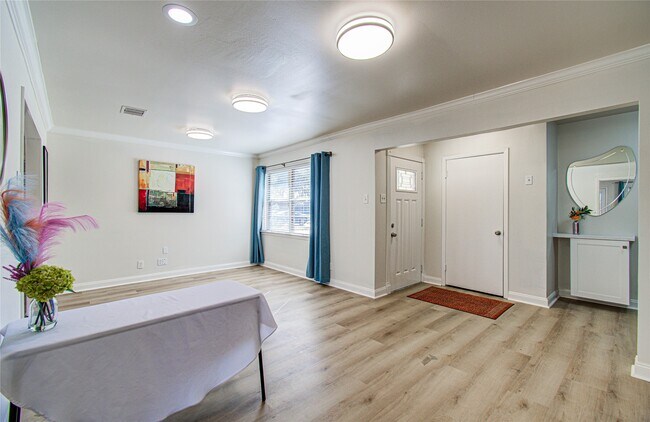 Building Photo - 5926 Ettrick Dr