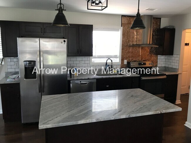 Building Photo - Recently renovated 3br 2ba home close to d...