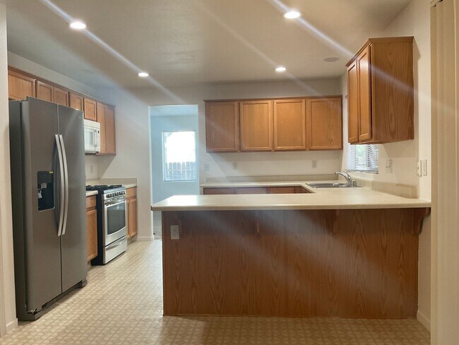 Foto del edificio - Sparks Family Home in Great Commuting and shopping Location with $1000 Move in Rent Credit!