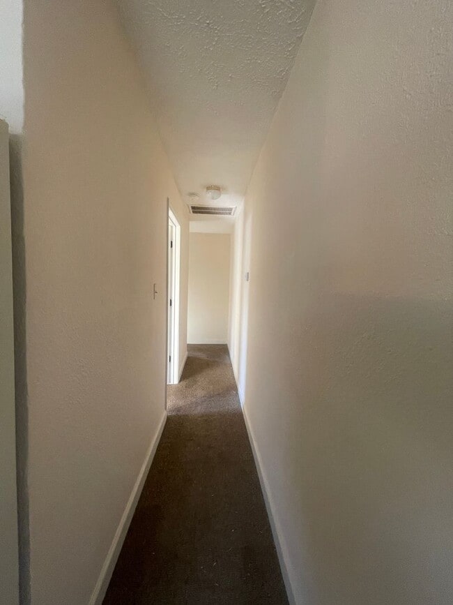 Building Photo - Available Now Cute 2 bedroom 1 bathroom du...