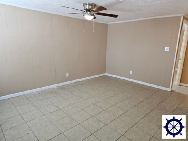 Building Photo - 715 E 13th St