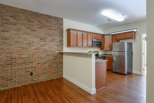 Building Photo - 407 S Roan St