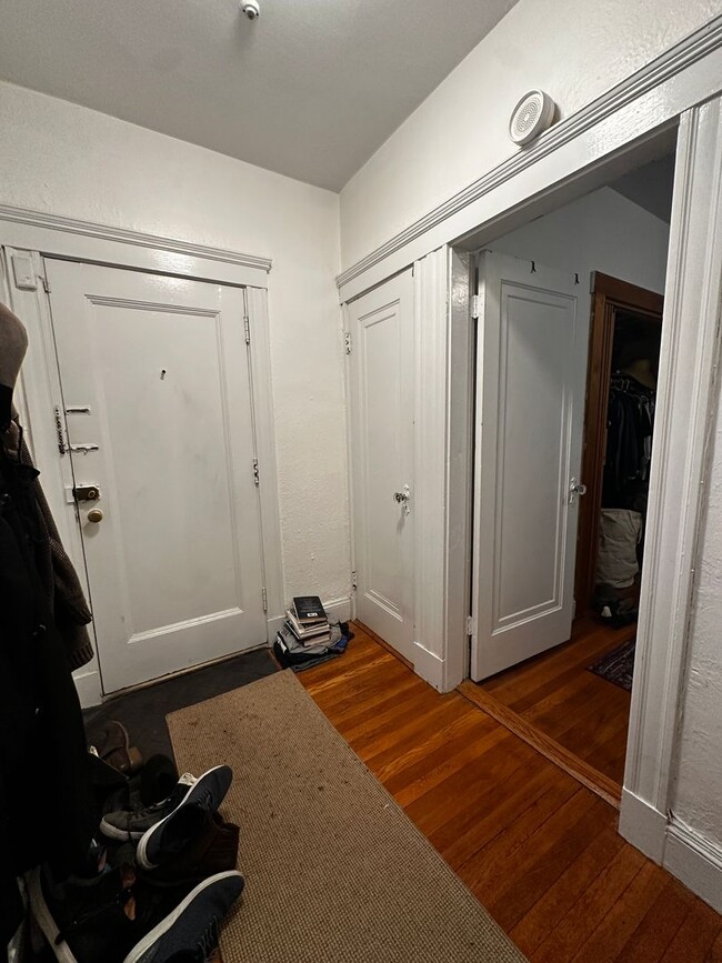 Building Photo - Charming 1-Bedroom Apartment Near Harvard ...