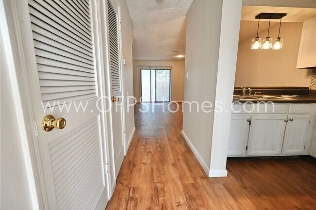 Building Photo - 206 Fourth B5