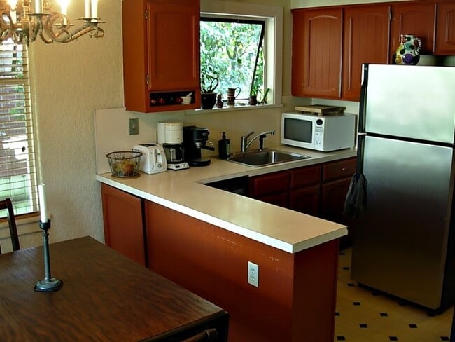 Building Photo - Cute Spanish Style Bungalow Close to Shopp...