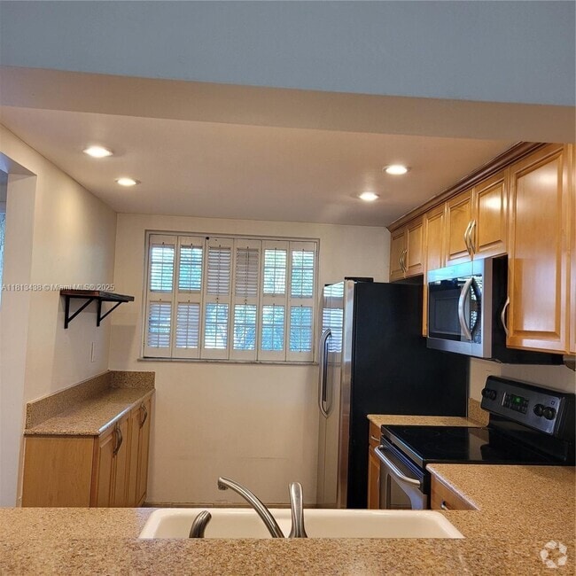 Building Photo - 1811 Sabal Palm Dr