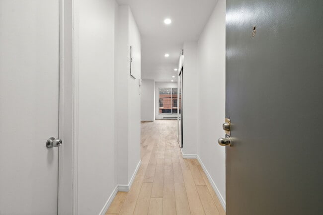 Building Photo - 1375 Rue La Fontaine