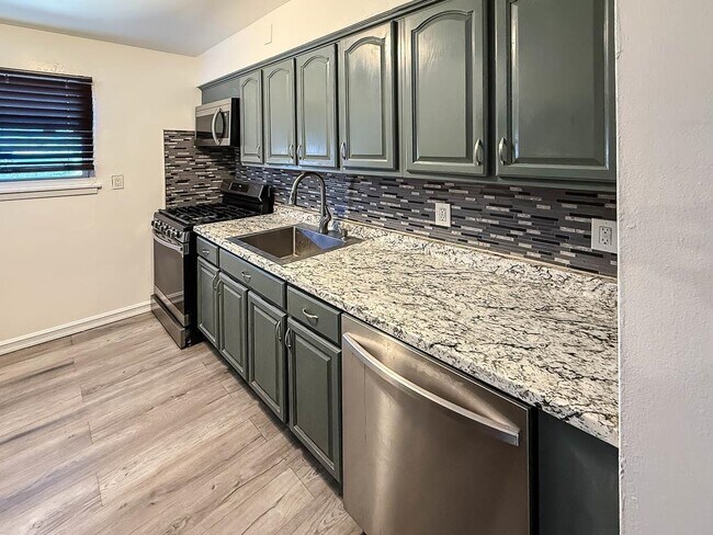 Building Photo - 8 West Side Ave