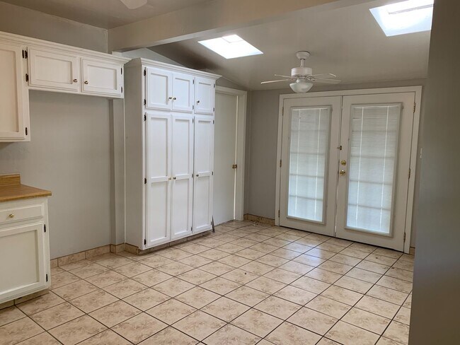Building Photo - Downtown Charming Home