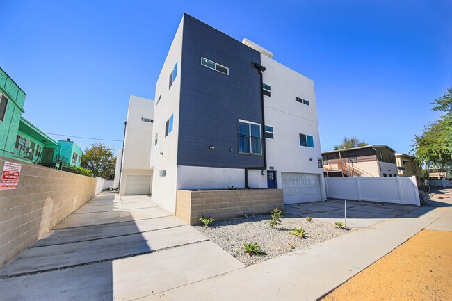 Foto del edificio - 2811 S Cloverdale Ave