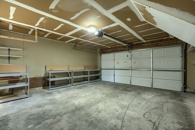 Foto del edificio - For more information contact Sabrina Thomas at 757-767-0767