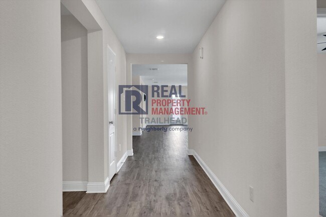 Foto del edificio - Beautiful 4 Bedroom/2 Bath Open Concept Home