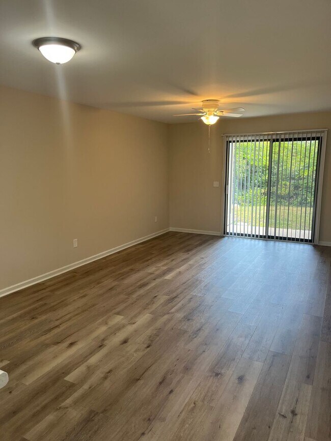 Building Photo - Condo in great location