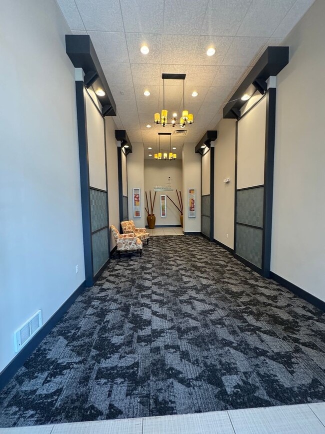 Building Photo - Bright Top-Floor Condo in the Heart of the...